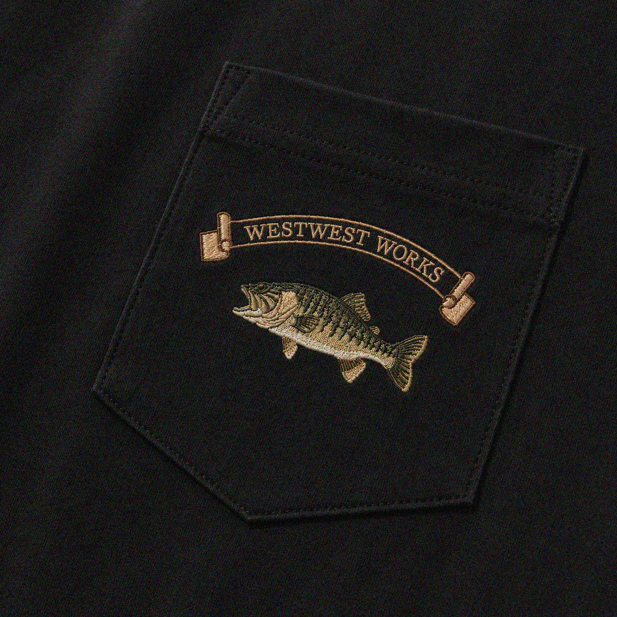 BASS POCKET TEE pocket embroidery detail